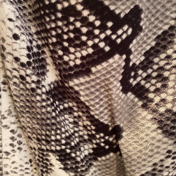 Womens snakeskin design classic wrap dress - Picture 4 of 6